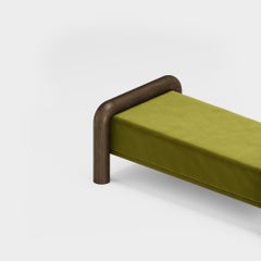 „Prowling“-Stoffbank mit Massivholzbeinen von Furn Object