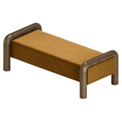 „Prowling“-Stoffbank mit Massivholzbeinen von Furn Object