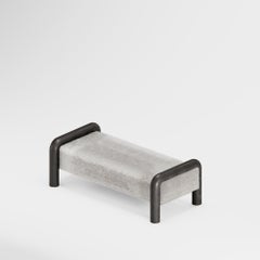 „Prowling Fur“-Sitzbank mit Massivholzbeinen von Furn Object