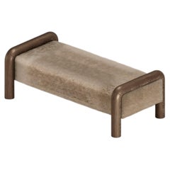 „Prowling Fur“-Sitzbank mit Massivholzbeinen von Furn Object