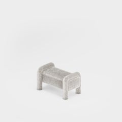 Ottomane „Prowling Fur“ von Furn Object