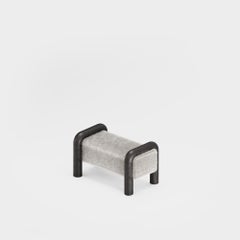Ottomane „Prowling Fur“ mit Massivholzbeinen von Furn Object