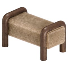Ottomane „Prowling Fur“ mit Massivholzbeinen von Furn Object