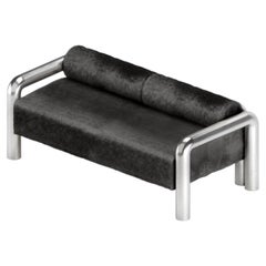 „Prowling Fur“-Sofa mit Beinen aus gebürstetem Edelstahl von Furn Object
