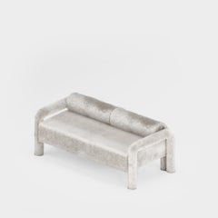 „Prowling“-Sofa mit Fellbeinen von Furn Object