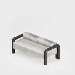 „Prowling Fur“-Sofa mit Massivholzbeinen von Furn Object