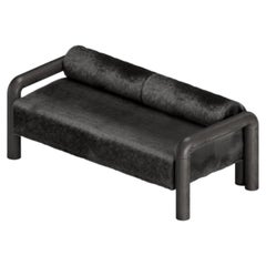„Prowling Fur“-Sofa mit Massivholzbeinen von Furn Object