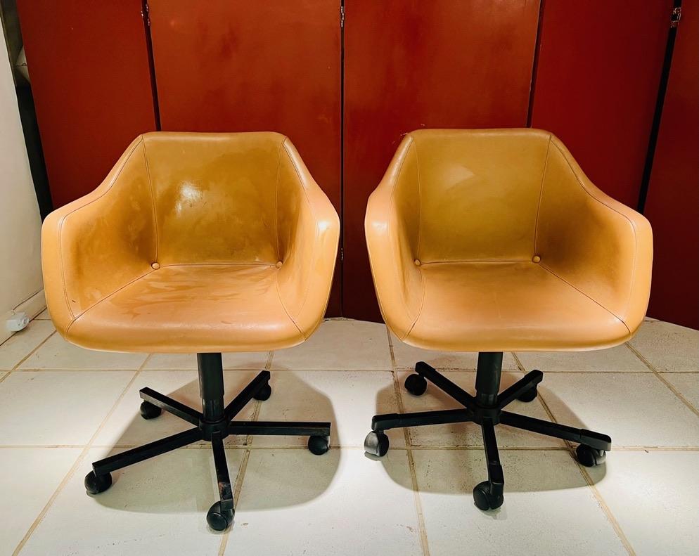 Unglaubliches Paar Sessel aus Metall und Kunstleder um 1970, signiert PRrhodes rolling.