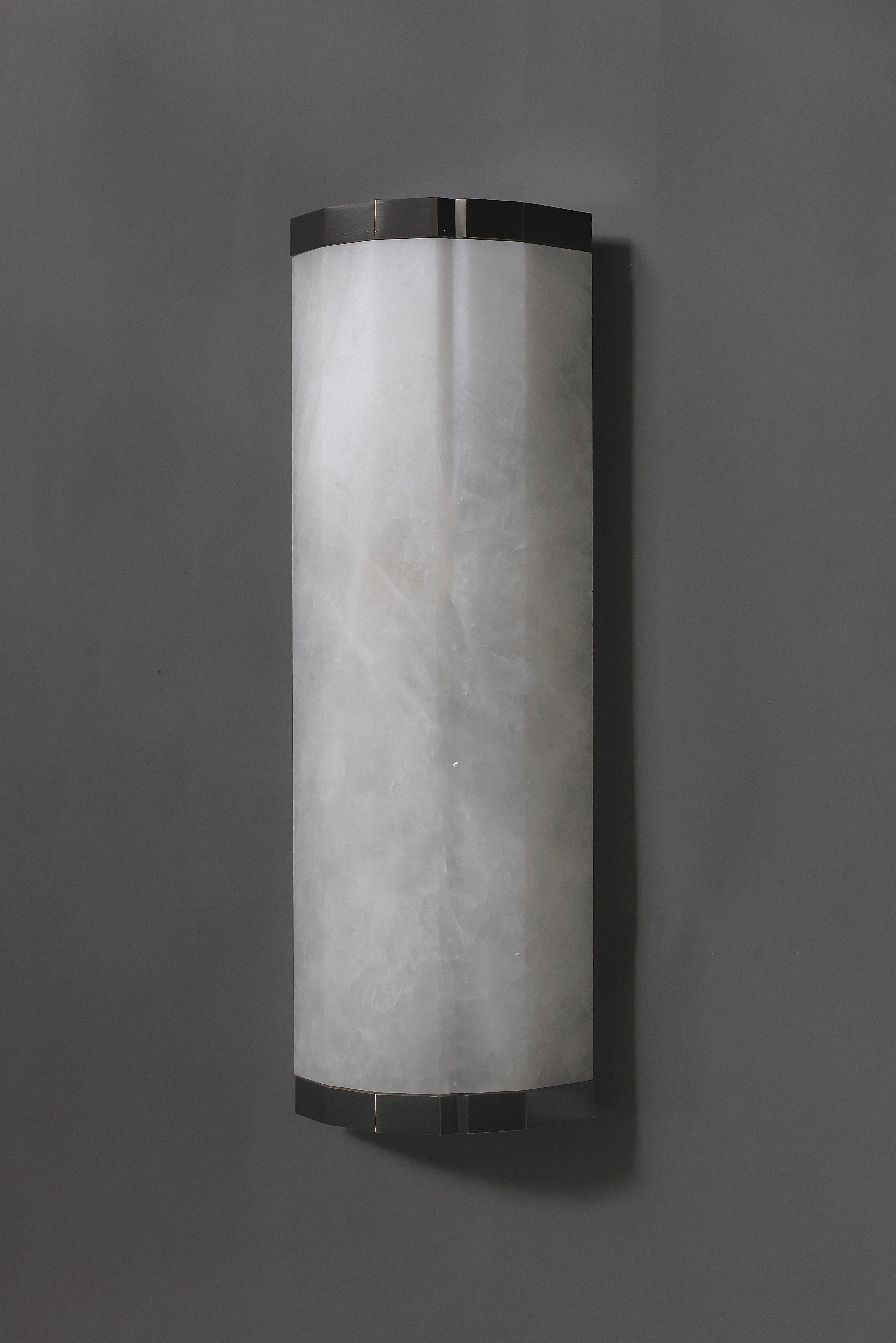 Applique in cristallo di rocca finemente intagliate e dalla forma elegante con finitura in ottone invecchiato, create da Phoenix 

4 Presa E12 installata.

160w totali 

Dimensioni e finiture metalliche personalizzate su richiesta.

