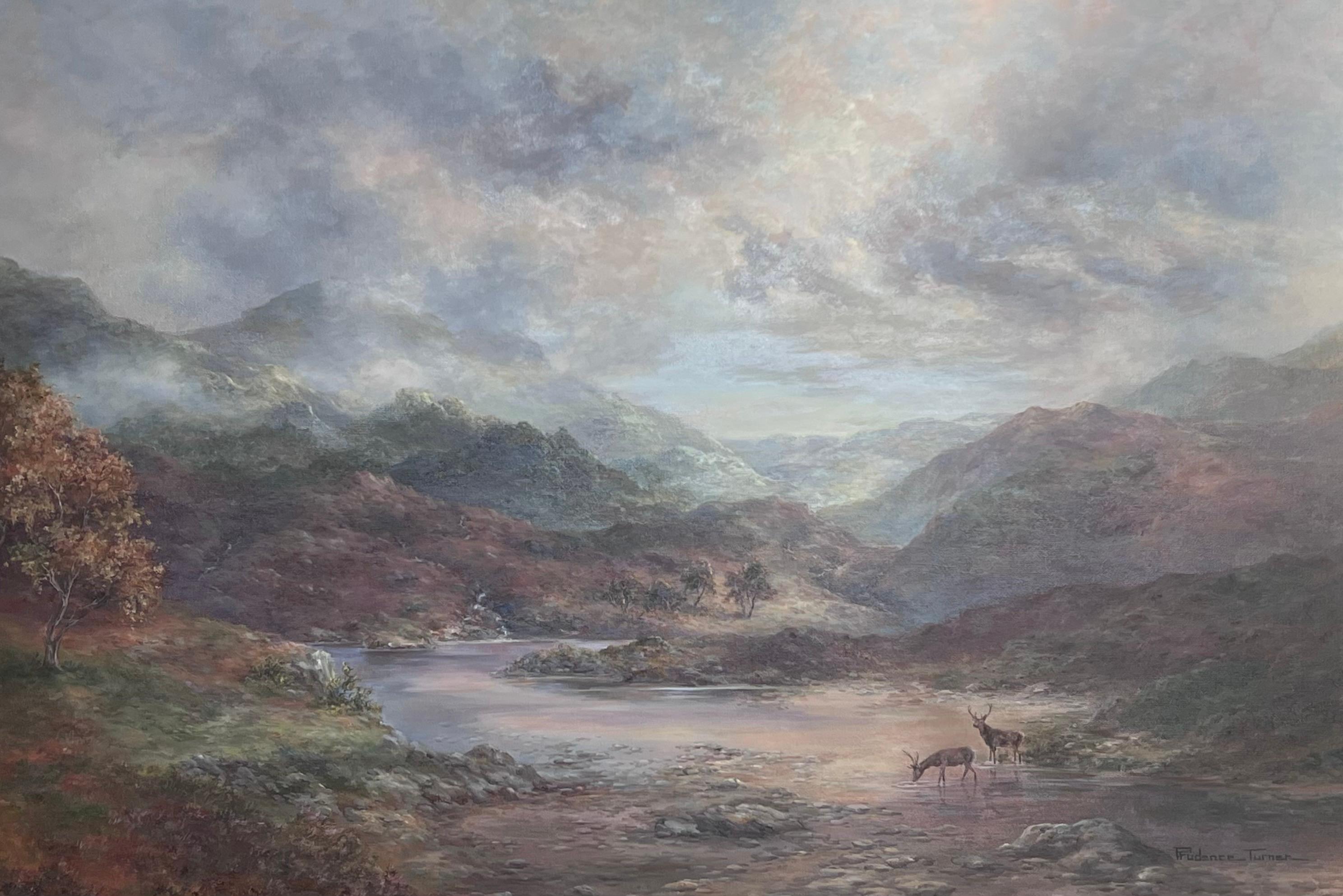 Riesiges schottisches Ölgemälde Hirsche in bergiger Herbstlandschaft Signiert Gerahmt – Painting von Prudence Turner