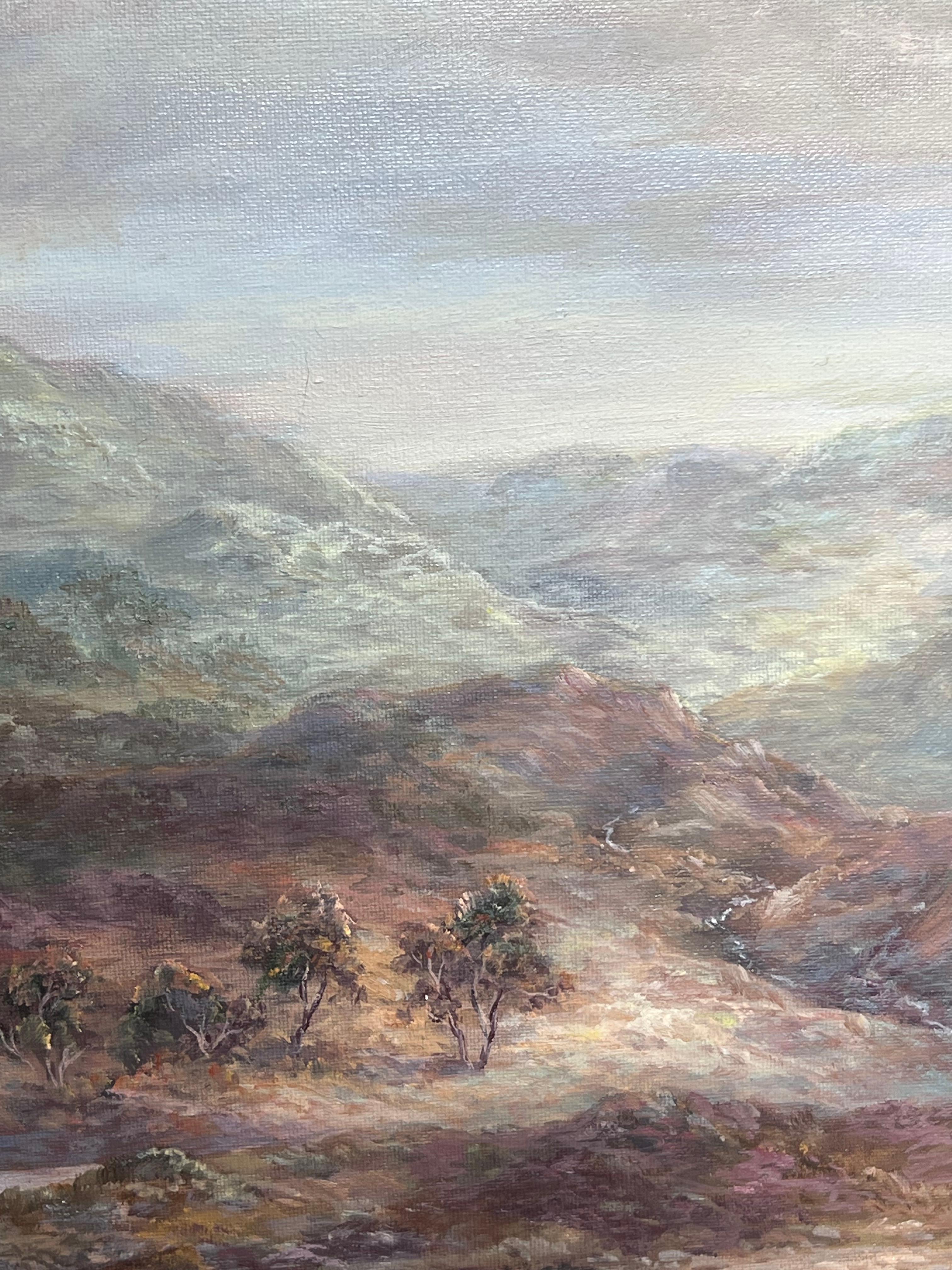 Riesiges schottisches Ölgemälde Hirsche in bergiger Herbstlandschaft Signiert Gerahmt (Grau), Animal Painting, von Prudence Turner