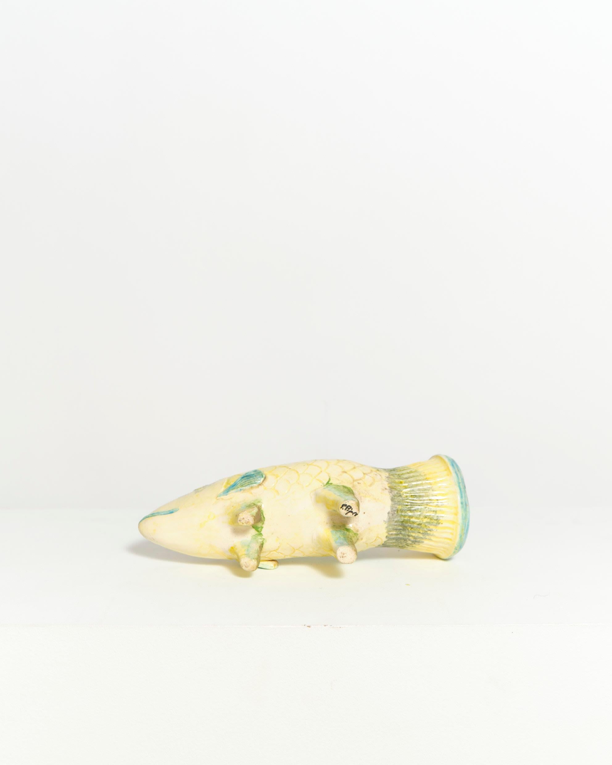 Prue Piper, Regenbogen- Papagei-Fischgefäß (Tonware) im Angebot