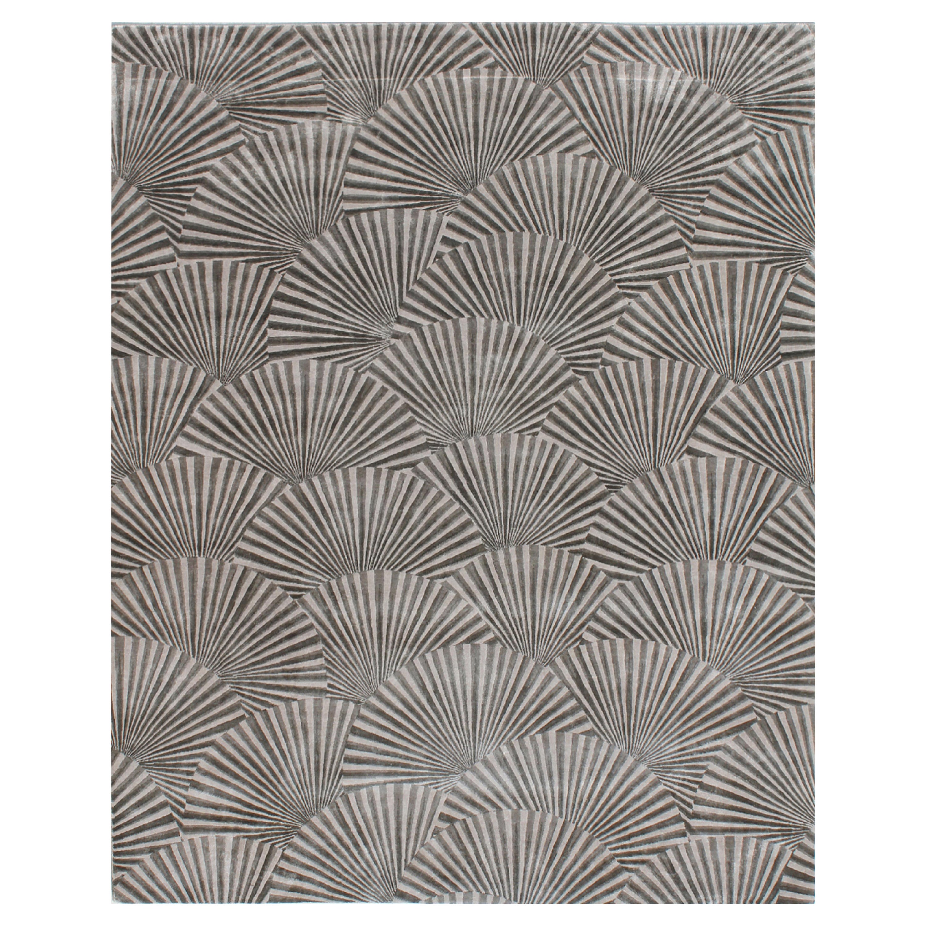 PRUNIFERA Tappeto di seta contemporaneo annodato a mano di colore beige-talpa di Hands in vendita