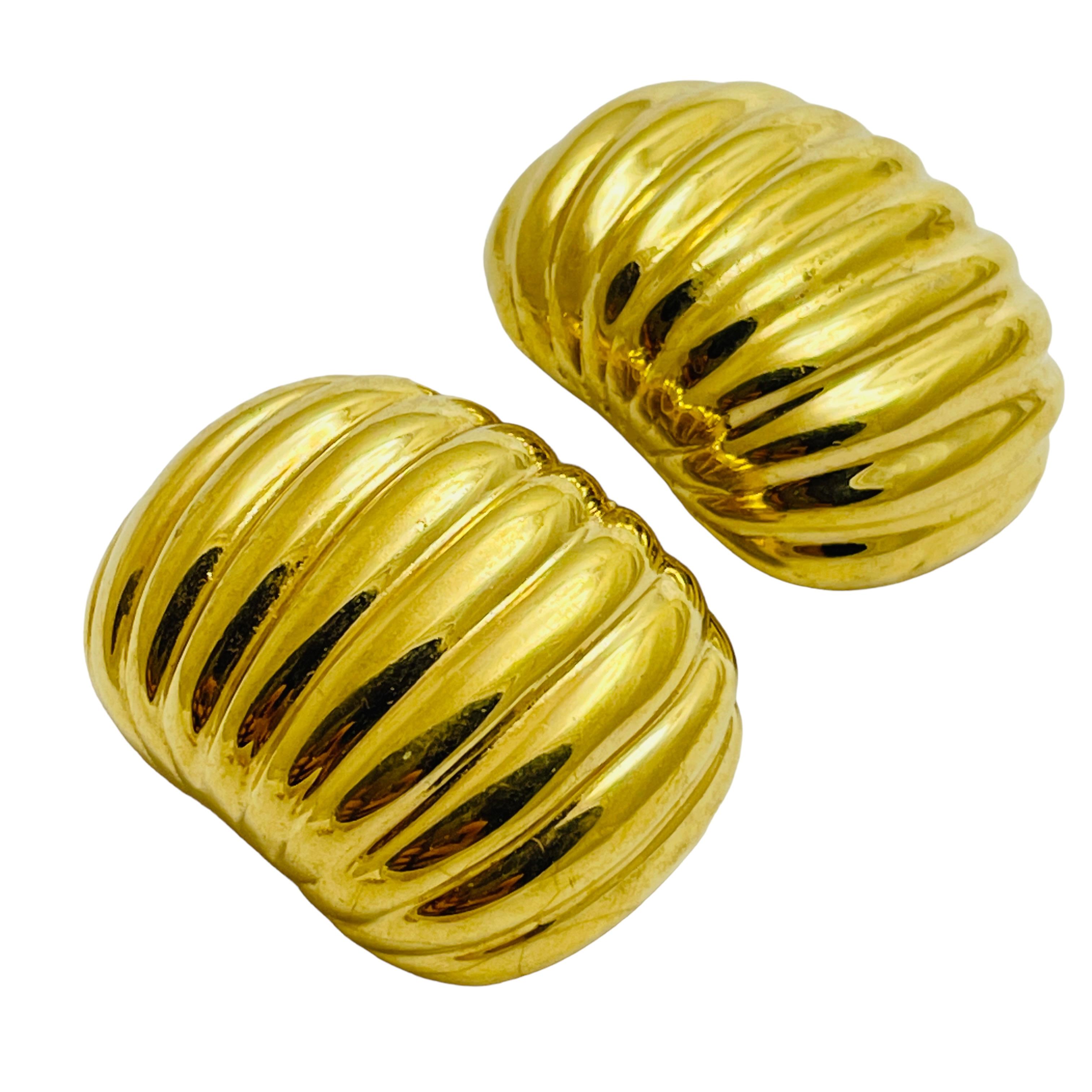 DETAILS

• signed PREMIER Usa    

• gold tone  

• vintage designer earrings  

MEASUREMENTS  

• 

CONDITION

•  excellent vintage condition with minimal signs of wear 

 Sku 40

❤️❤️  VINTAGE DESIGNER JEWELRY ❤️❤️

❤️❤️  ALEXANDER’S BOUTIQUE  ❤️❤️