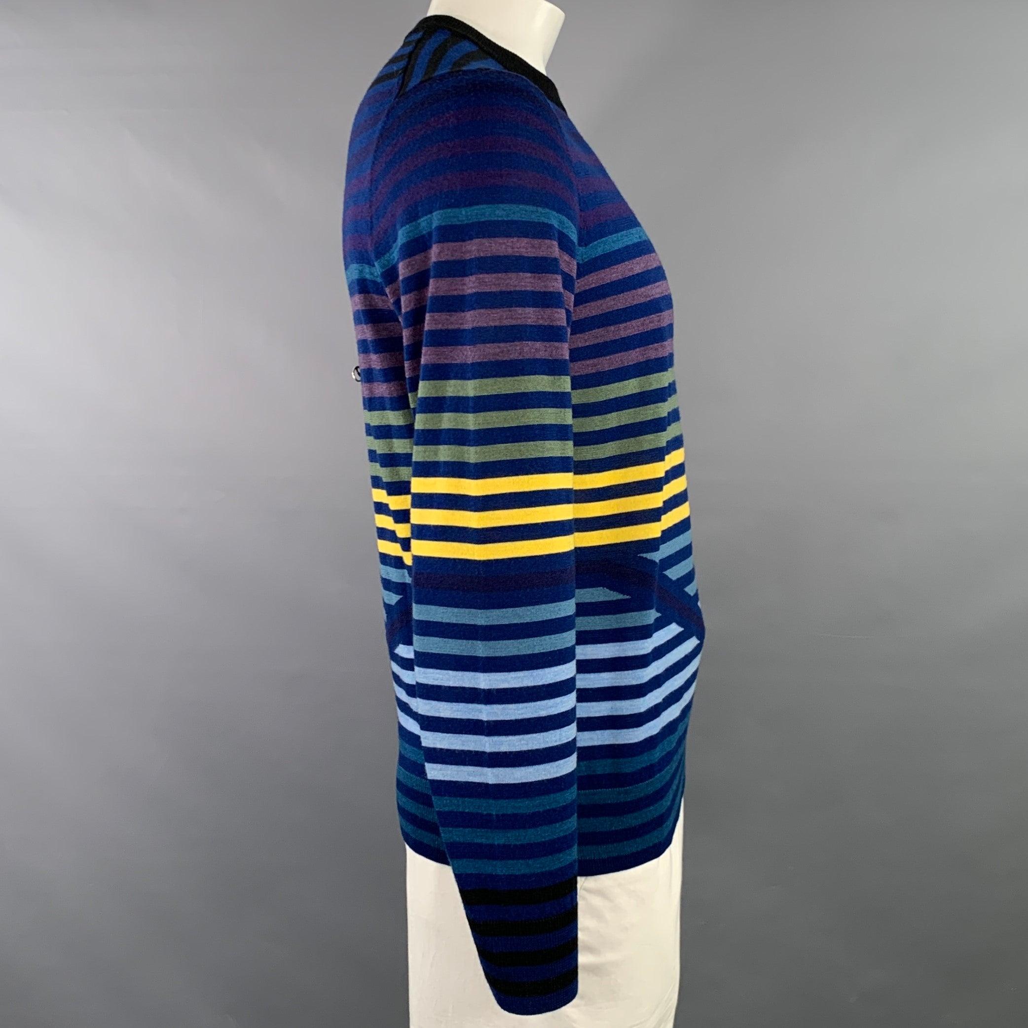 Pull PS by PAUL SMITH
en laine mérinos marine, avec un motif de rayures multicolores et des lignes diagonales, des manches longues et un col ras du cou.Très bon état d'occasion. Signes mineurs d'usure. 

Marqué :   XL 

Mesures : 
 
Épaule : 17.5