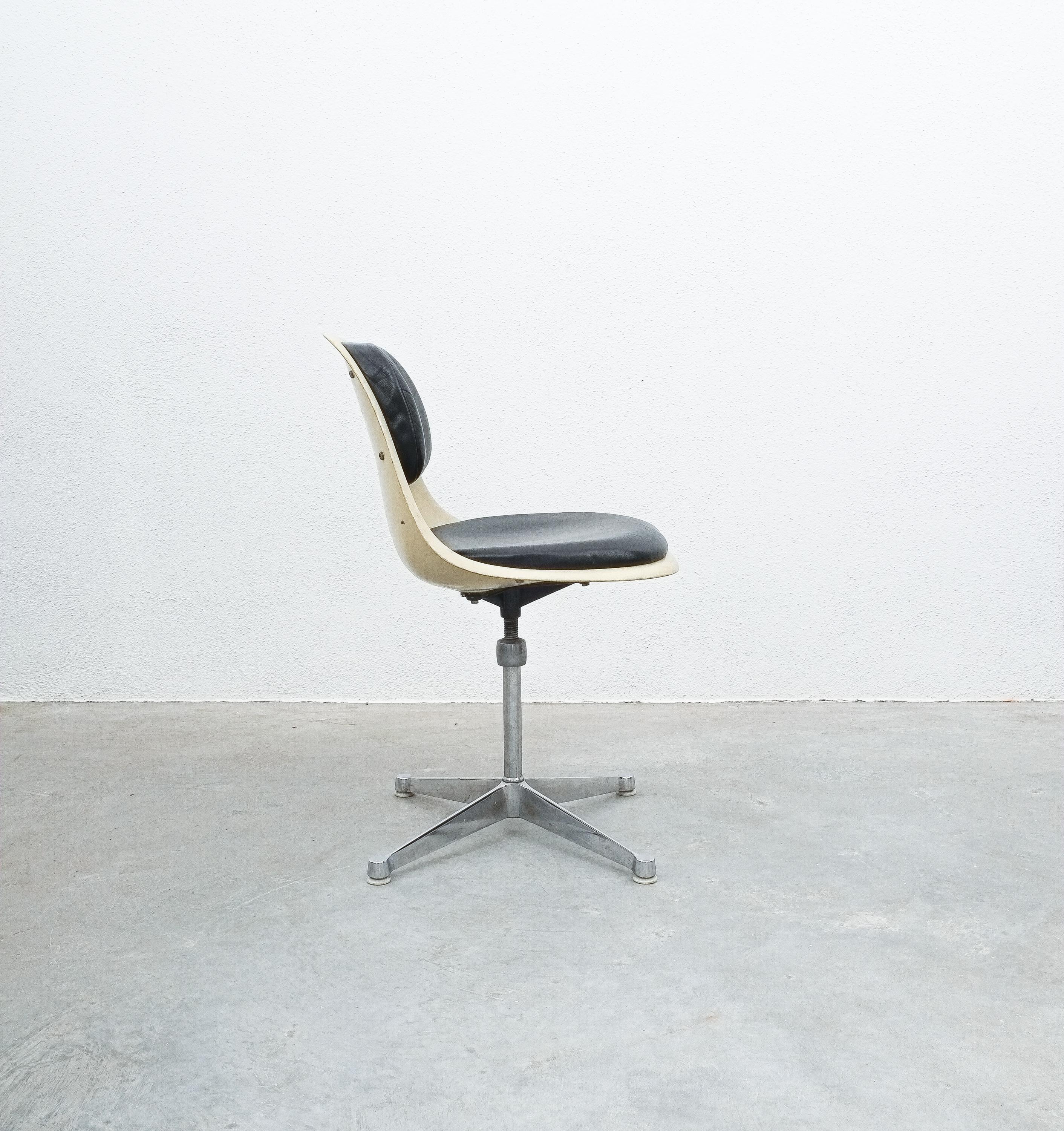 Mid-Century Modern PSCC4 Fiberglass Swivel Chair for Miller Ray and Charles Eames, circa 1960