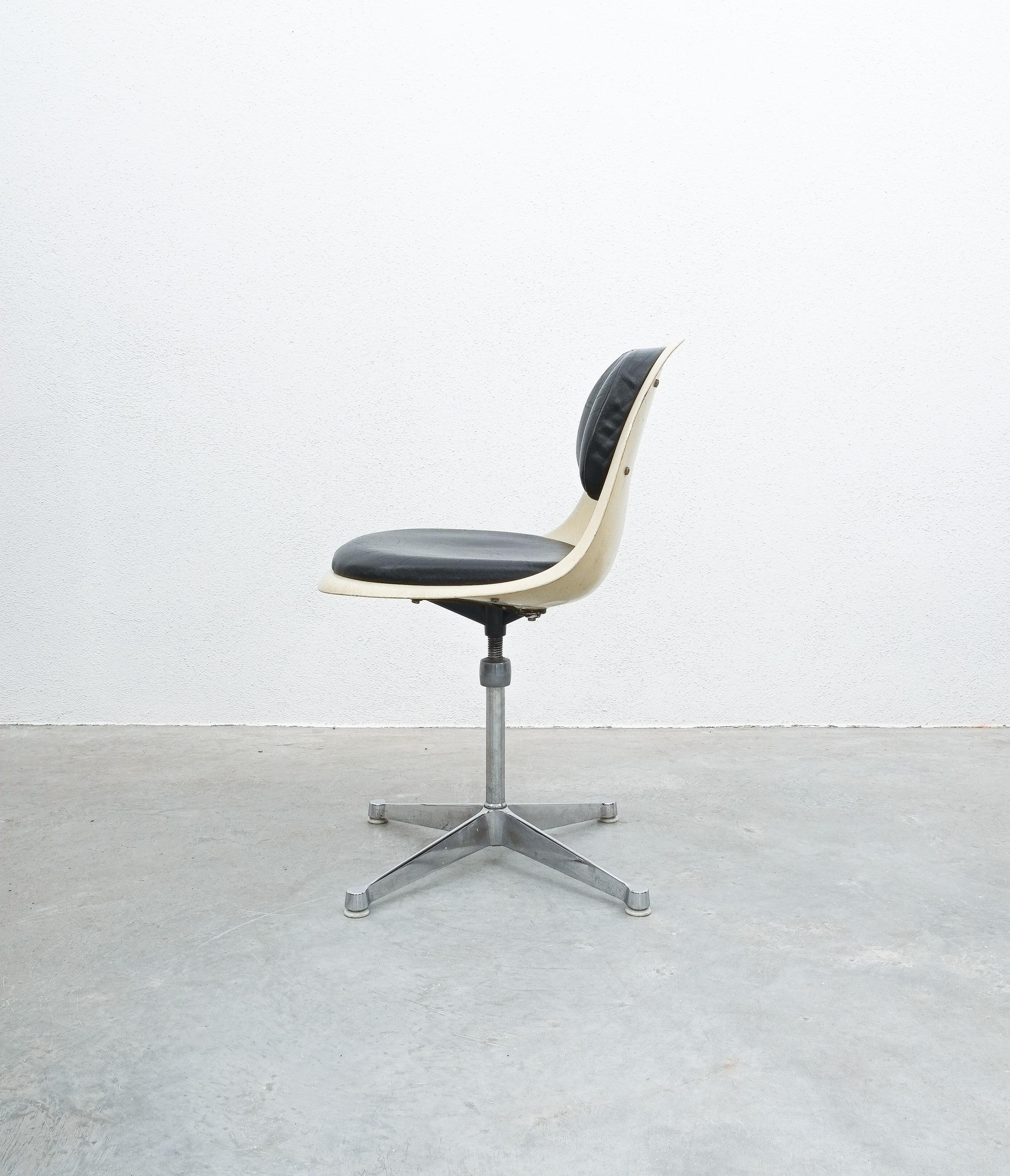 PSCC4 Fiberglass Swivel Chair for Miller Ray and Charles Eames, circa 1960 In Good Condition In Vienna, AT