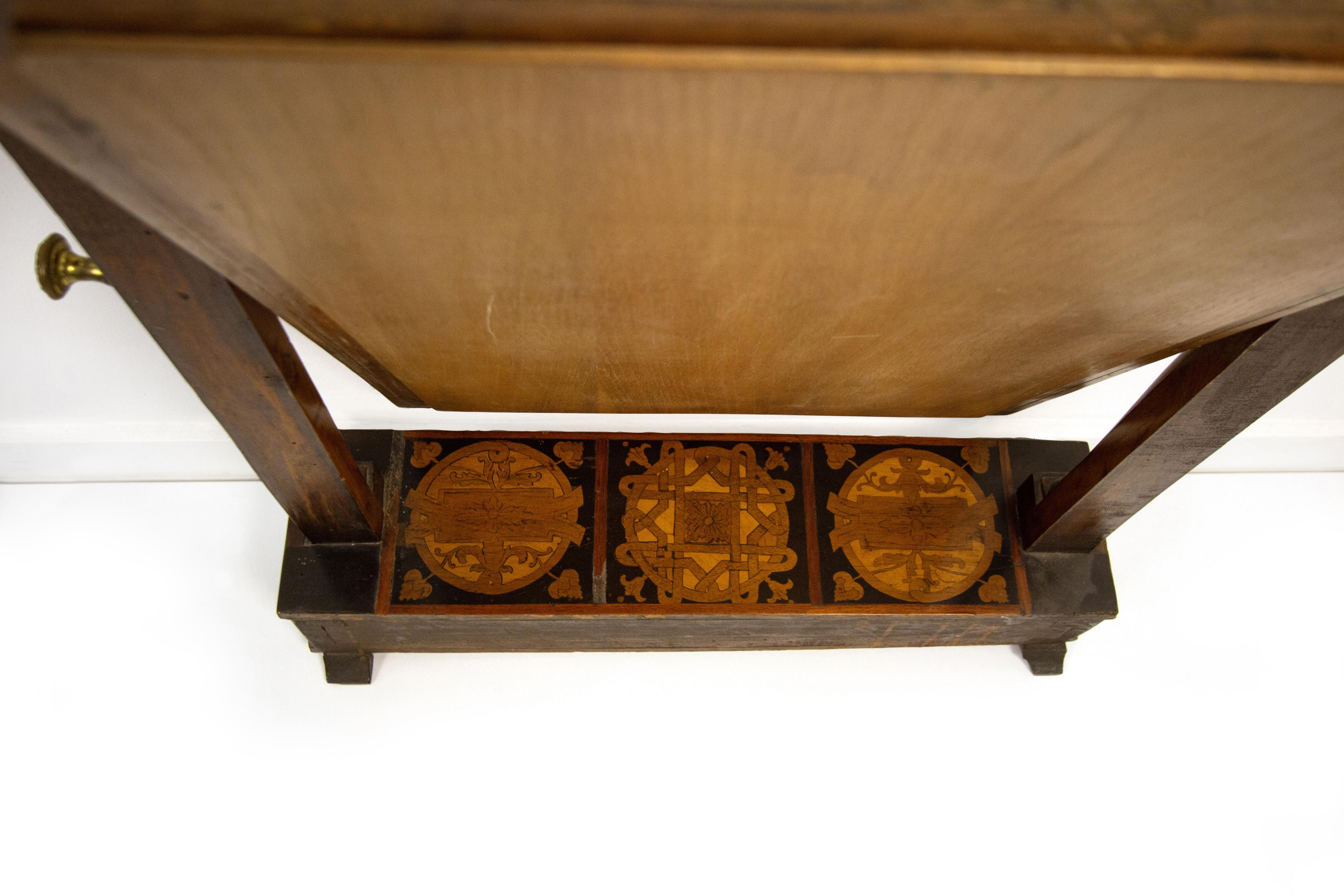 Psiche da tavolo in noce e intarsi in legni diversi, prima metà del XIX secolo, specchio basculante con cornice liscia e concava, affiancata da lesene tornite intarsiate a candelabre e terminanti in un capitello scolpito e dorato ; cimasa a timpano