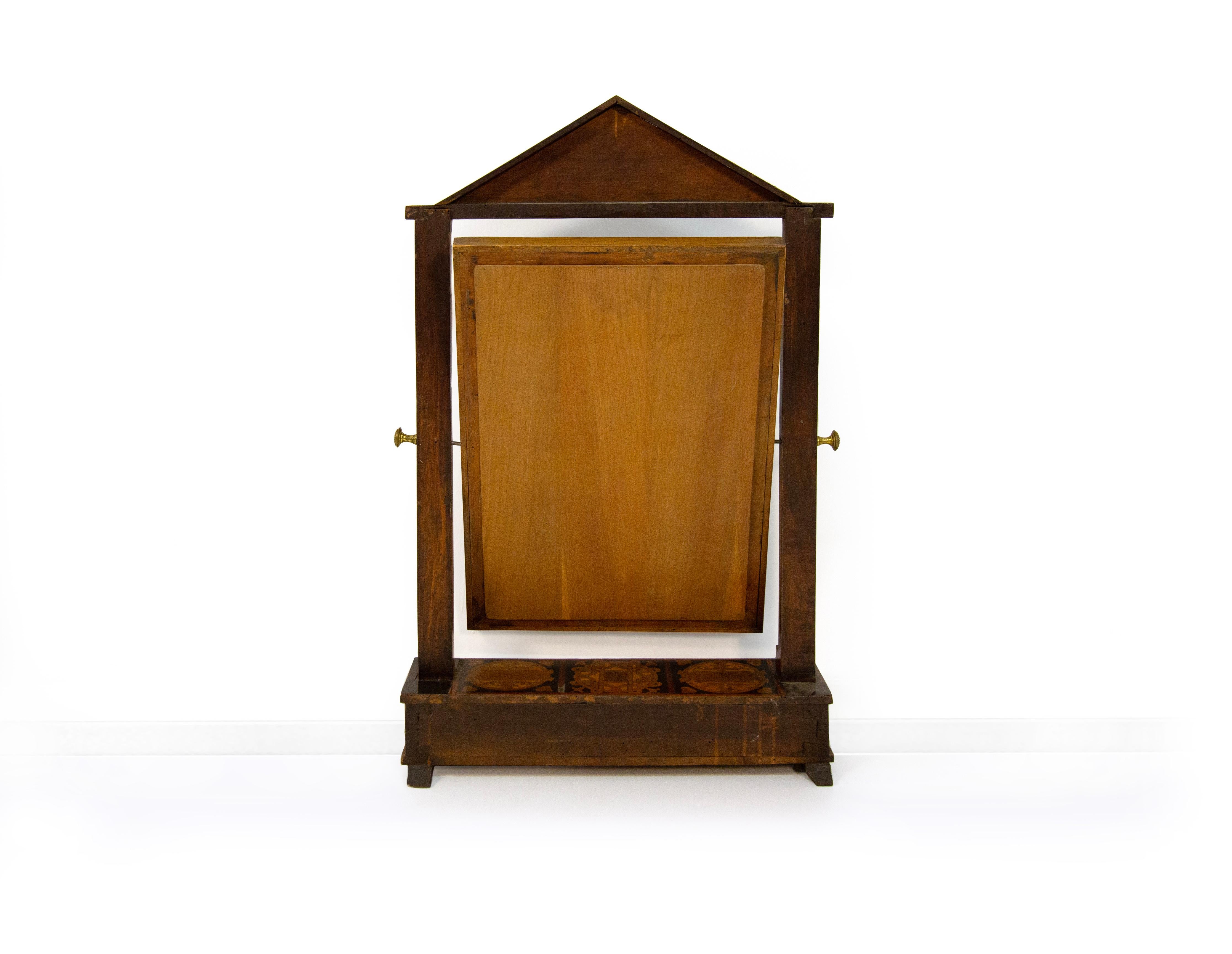 italien Psiche da tavolo in noce e intarsi in legni diversi, prima metà del XIX secolo en vente