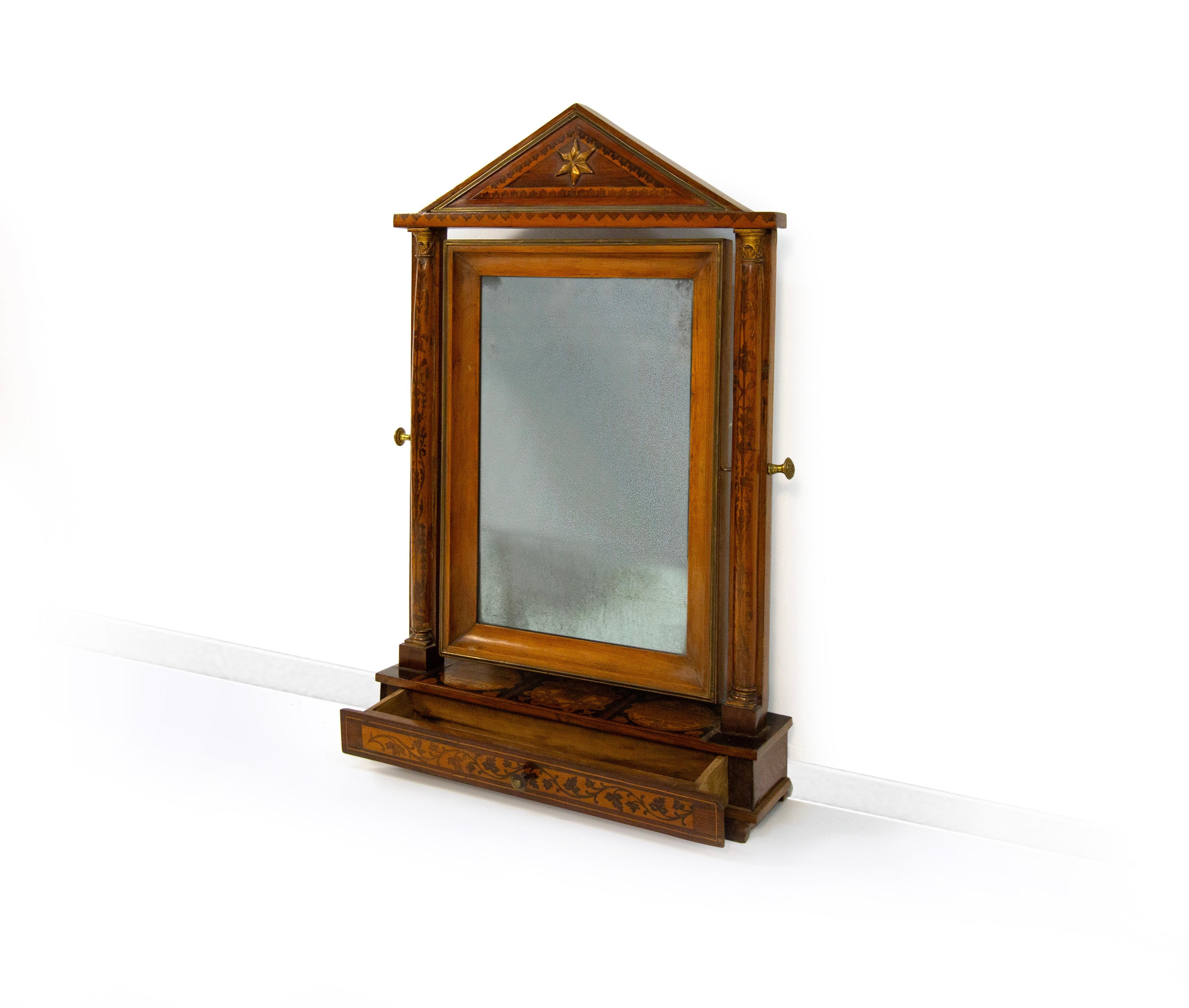 XIXe siècle Psiche da tavolo in noce e intarsi in legni diversi, prima metà del XIX secolo en vente