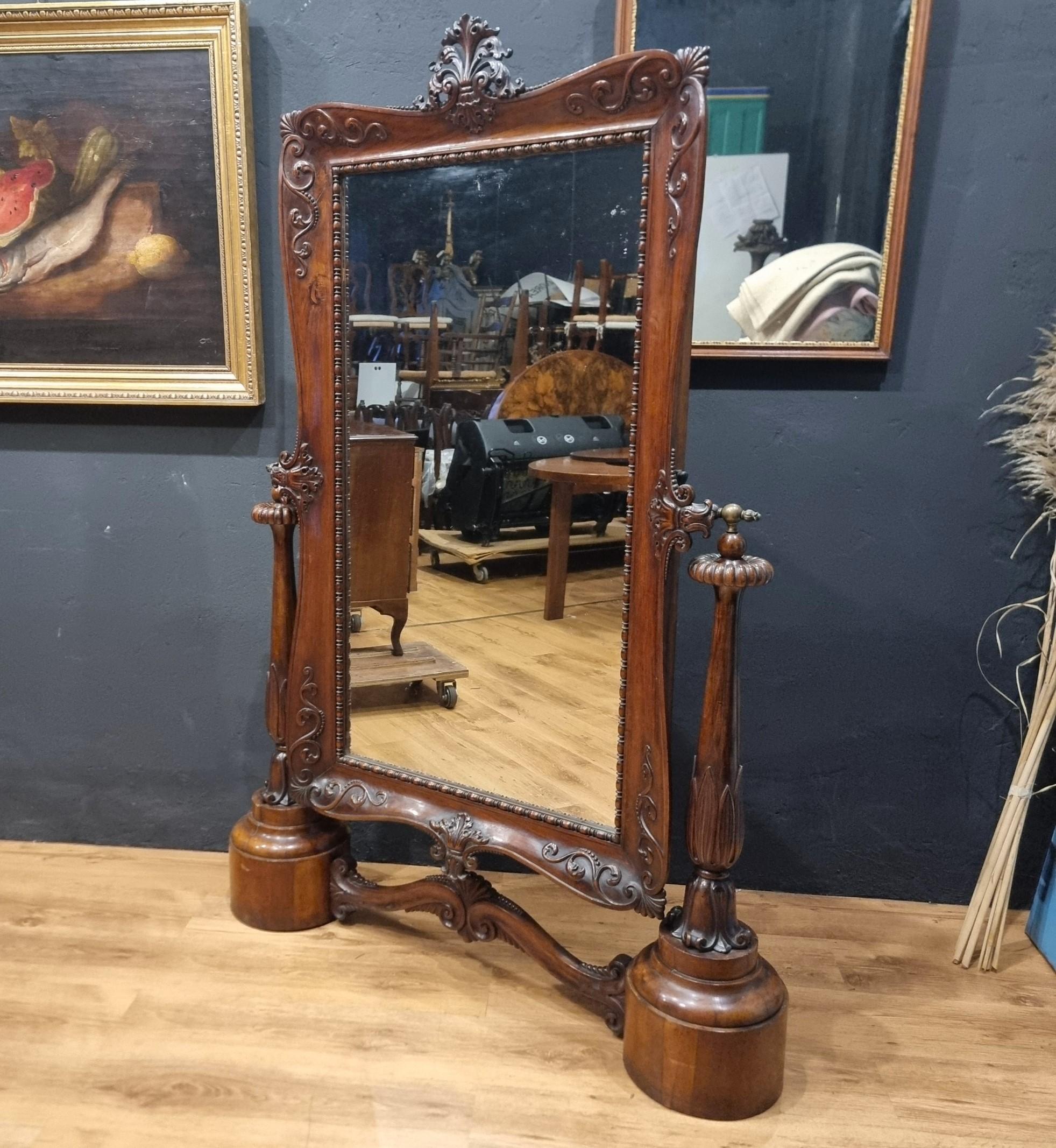 Psyche 1850s Walnut Mirror Cabinet with Original Mirror - A Masterpiece of Elegance and History

An antique of rare beauty

The 1850 walnut psyche mirror represents a genuine masterpiece of 19th-century cabinetmaking. This extraordinary piece of