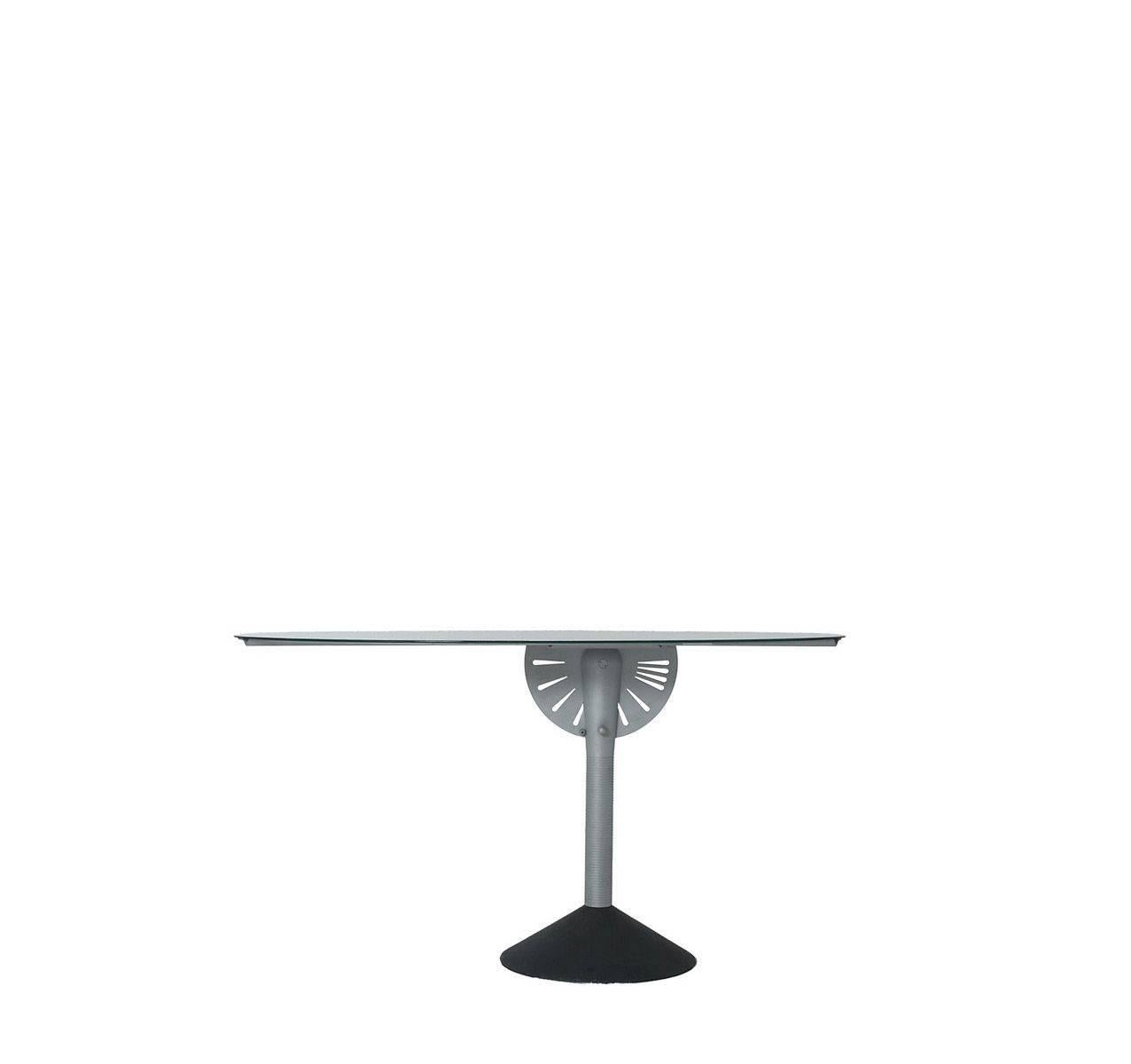 With his usual skill, supported by a strong capacity for imagination, Philippe Starck designs a mirror (or table) that, with the simple twish of a joint, turns into a table (or mirror).