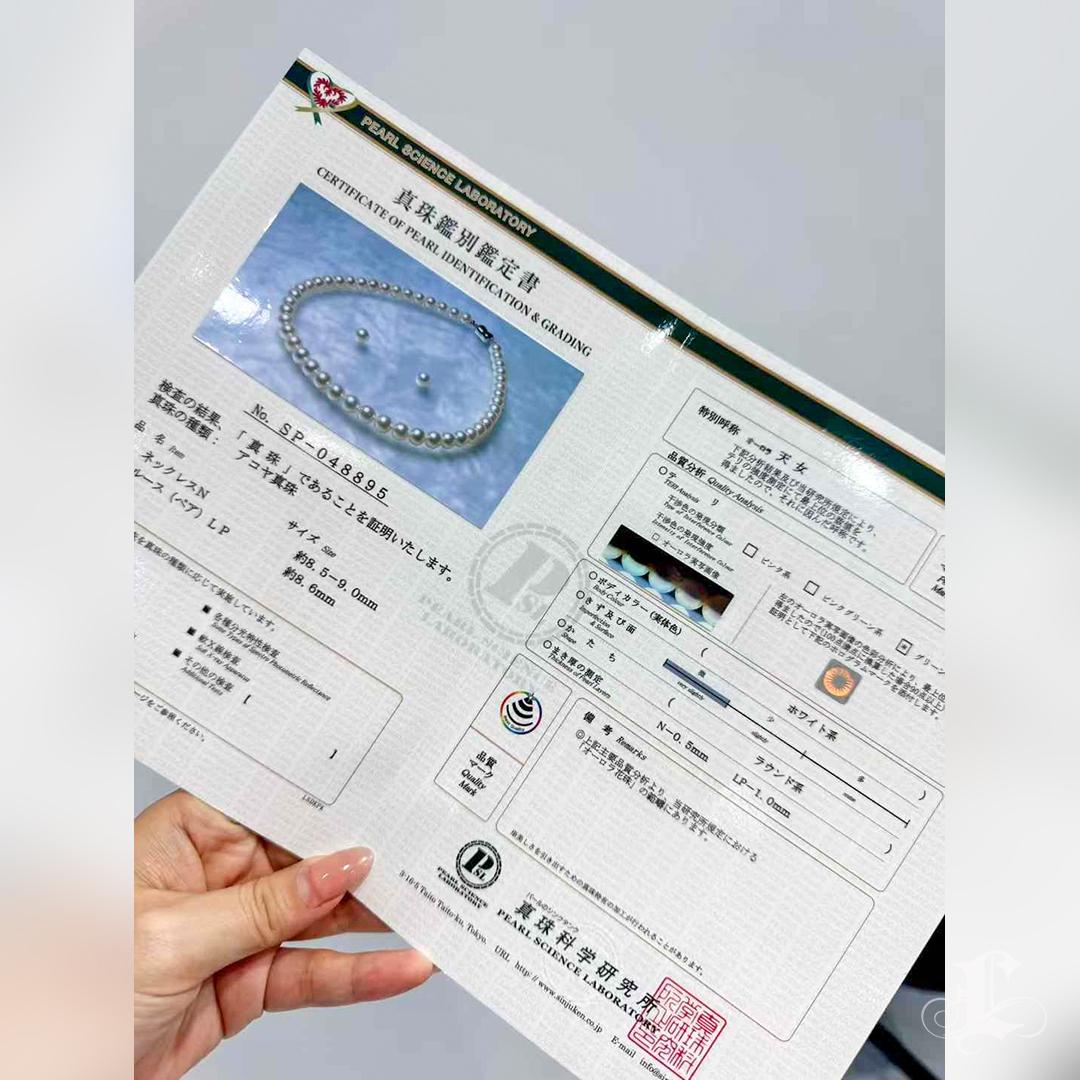 Excepcional y raro juego de perlas Aurora Hanadama certificadas de Japón, que incluye un collar de luminosas perlas Akoya blancas y pendientes de clip a juego. Conocidas como la clasificación más alta de las perlas japonesas, las perlas Aurora