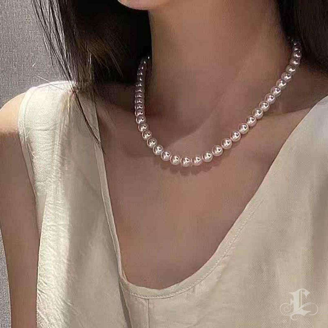 Este exquisito conjunto de perlas Akoya, que incluye un collar y unos pendientes a juego, contiene perlas de grado Hanadama certificadas por el PSL, conocido como el más alto nivel de clasificación de las perlas cultivadas japonesas. Con un lustre