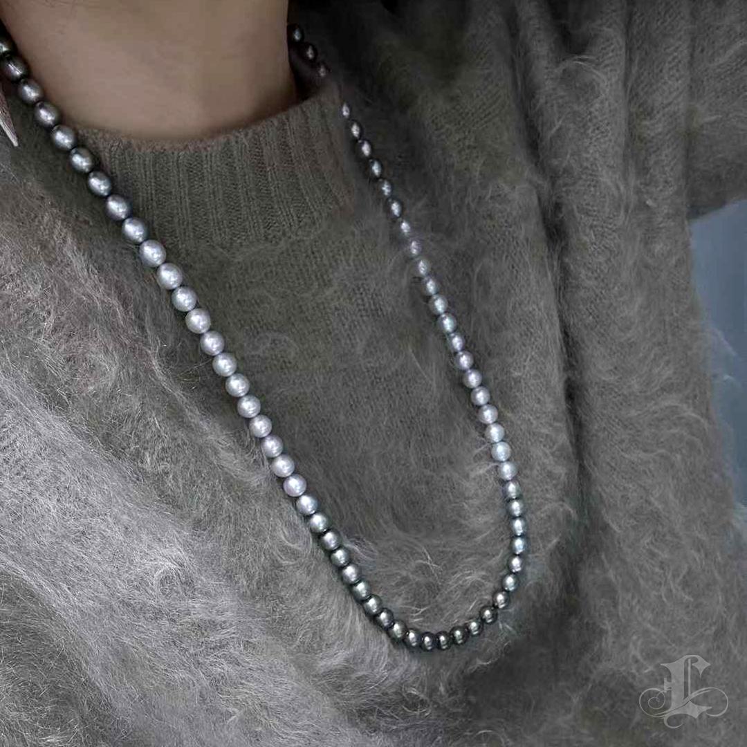 This exquisite ombre pearl necklace features a seamless gradient of perfectly round, lustrous Japanese Akoya pearls transitioning into stunning Tahitian pearls. Each pearl is hand-selected for its exceptional luster and symmetry, creating a