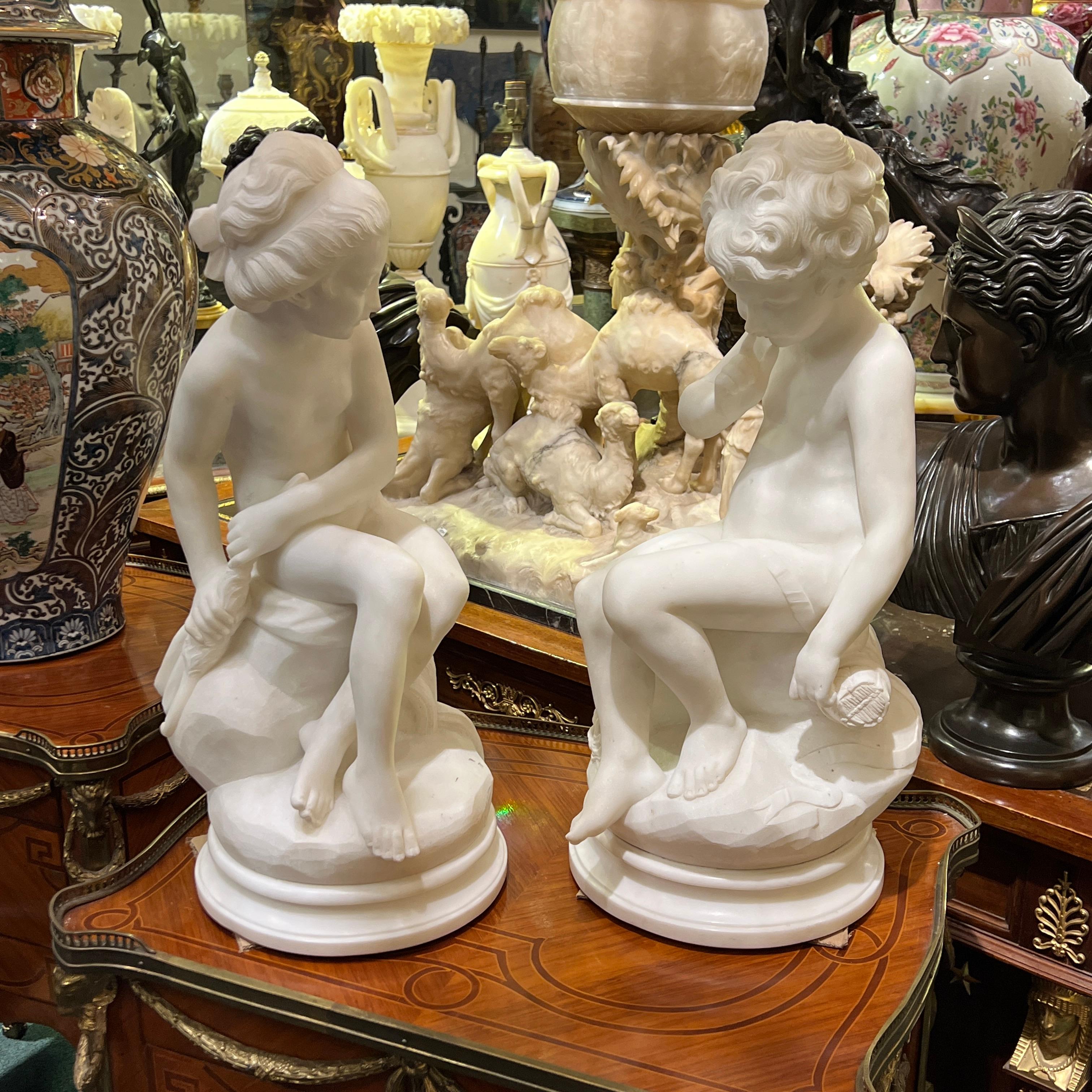 Coppia di figure eccezionalmente scolpite della ninfa Psiche come ragazza seduta e del ragazzo seduto, Cupido, secondo i modelli originali del XVIII secolo di Etienne-Maurice Falconet.  Senza segno.