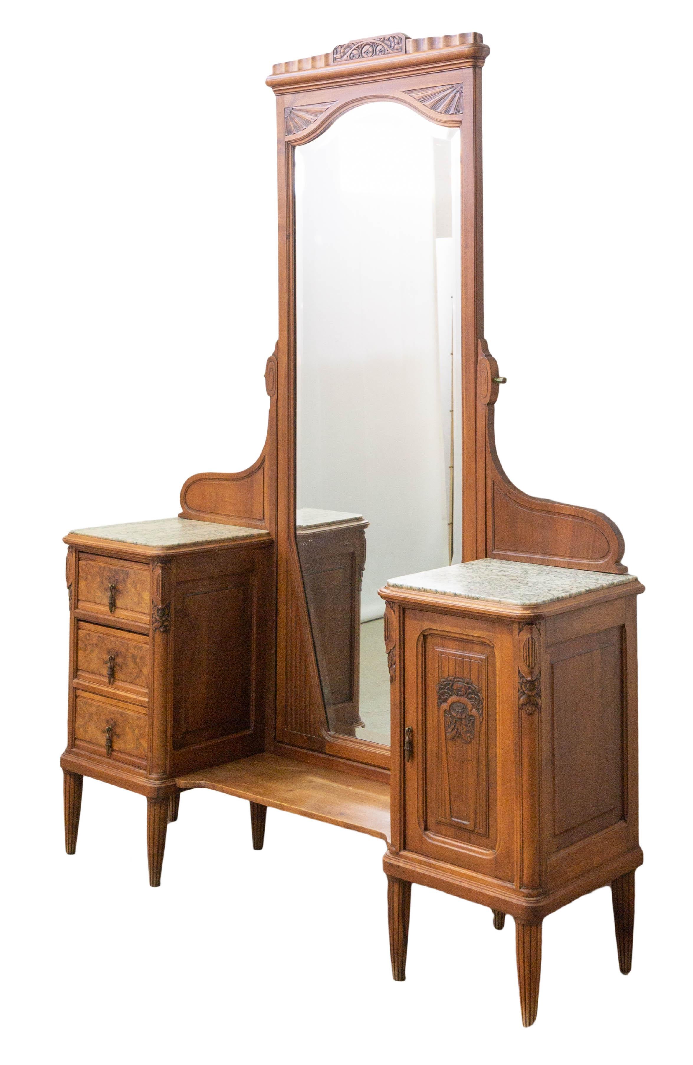 Dressing table with central psyche mirror, circa 1930.
One side table has three drawers and the other one is a cabinet.
Beveled mirror and walnut.
Very good vintage condition.

Shipping:
L 154/P 38/H 176 70 kg.