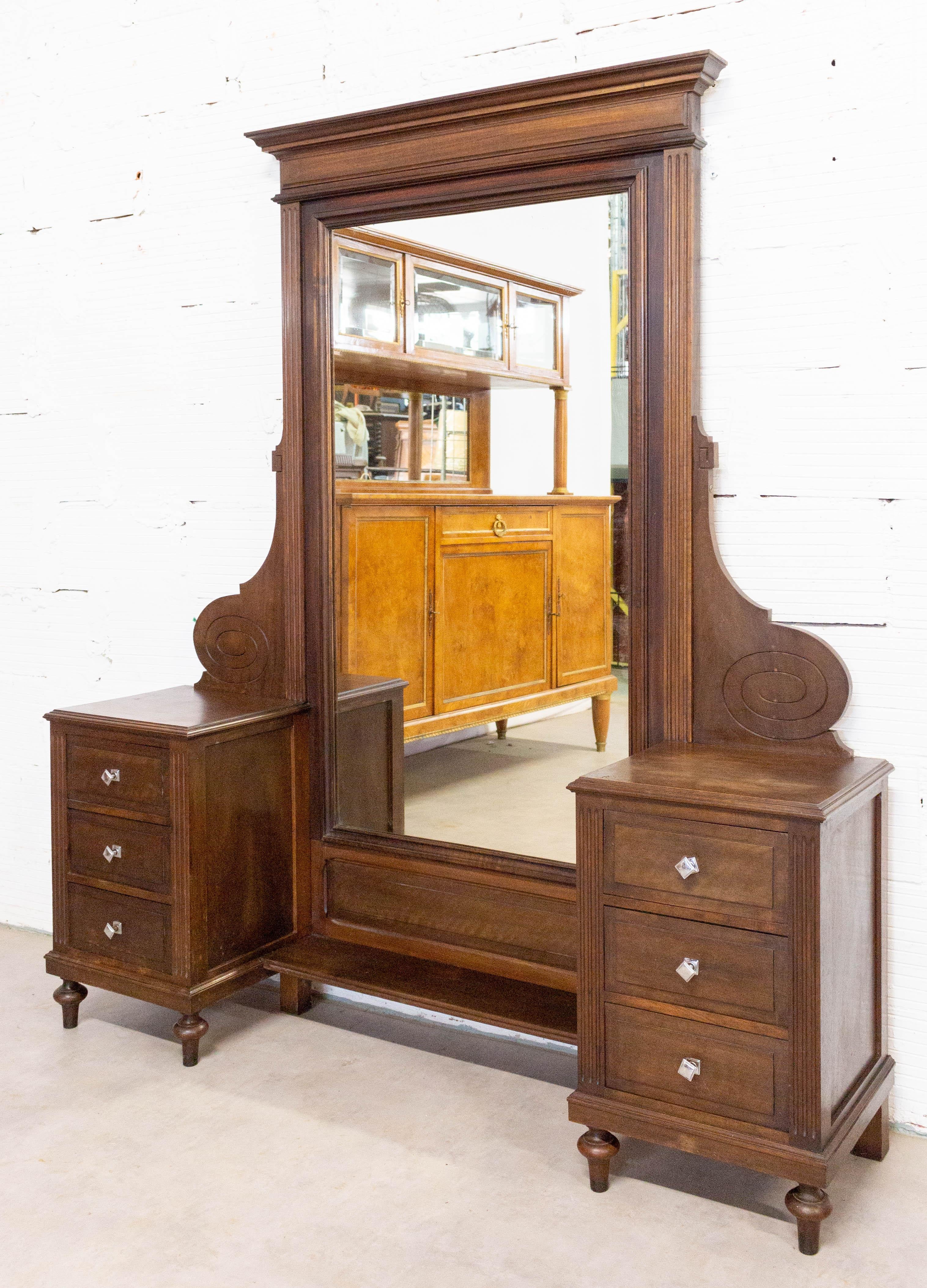 Dressing table with central psyche mirror, circa 1940.
Side tables either side with three drawers on each side.
Beveled mirror and walnut.
Very good vintage condition.

Shipping:
L 154/P 38/H 176 70 kg.