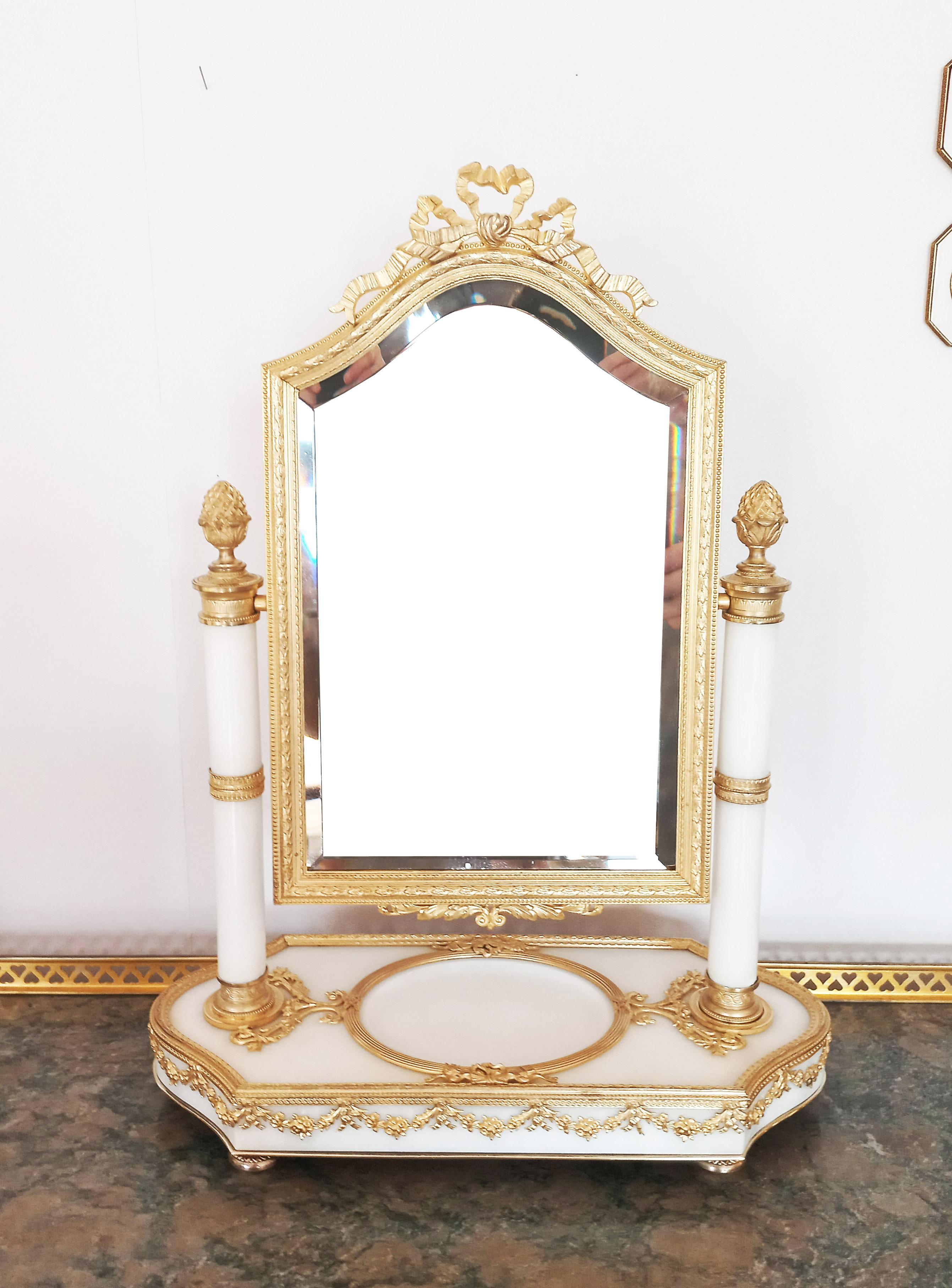 Table psyche in gilded bronze and Carrara marble.
Rich ornamentation in chiseled bronze.
Curved marble base.
Plain white Carrara marble.
Beveled mirror.
Very good condition.
Louis XVI style.
Late 19th century