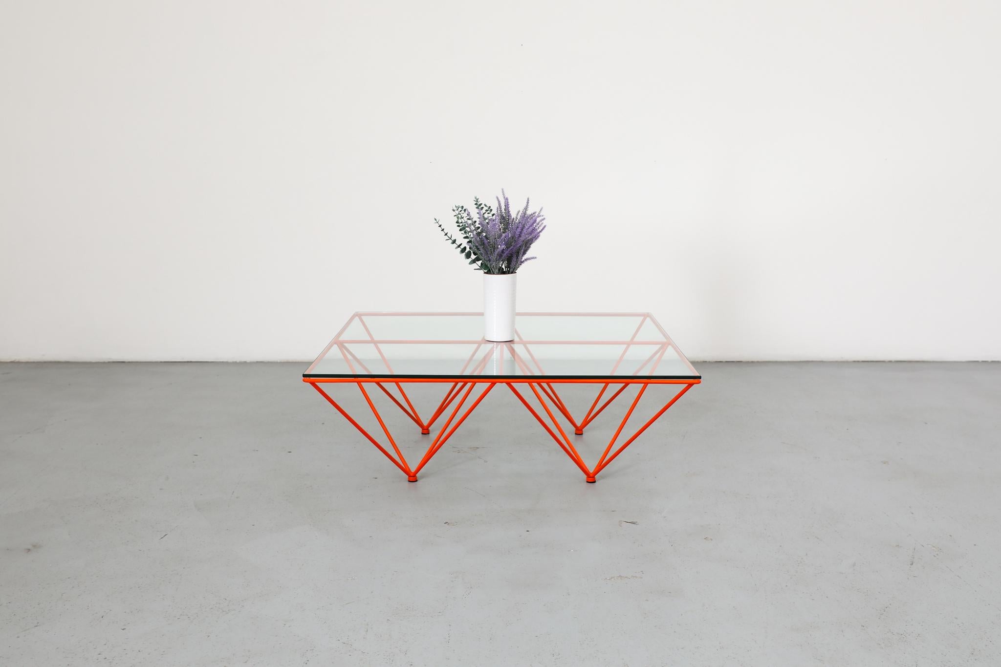 Cette table basse moderne du milieu du siècle présente une interprétation joyeuse et non conventionnelle d'un design architectural classique, rappelant la table emblématique 