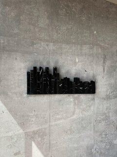 Sconce Skyline in marmo nero con blocco rettangolare variabile di Andre Monnier