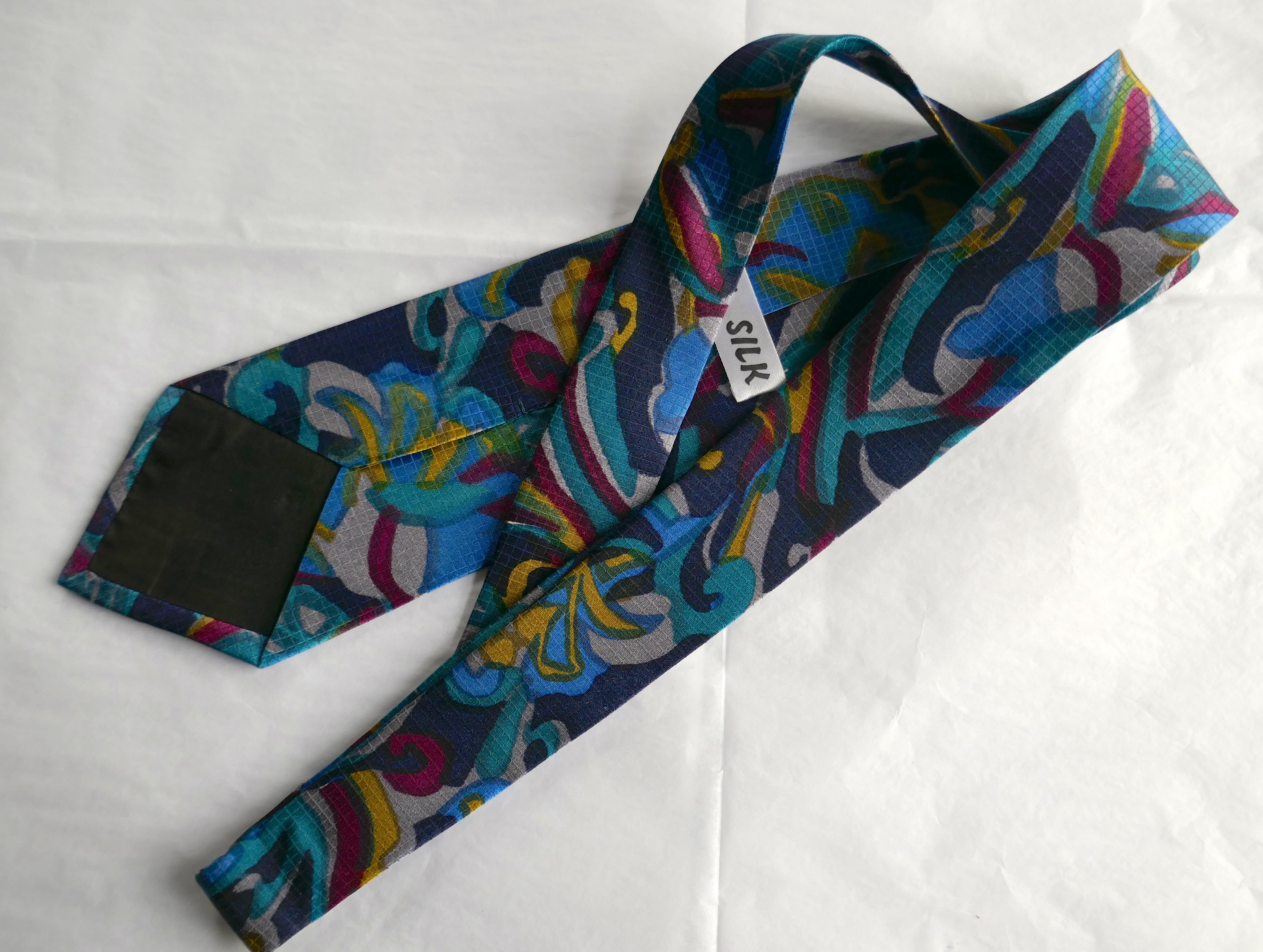 Psychedelic Vintage Retro Silk Tie, Pop Art Classic from 1960s

Classic Pop Art Psychedelic Pattern 
100% silk 
Silk Lined 
 9cm at widest point

Vintage unworn and in very good condition   