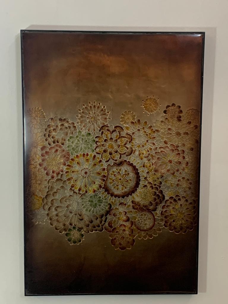 Wooden panel with back-decorated plexiglass with optical effect flowers, 1970s. Slight marks due to age and use.
