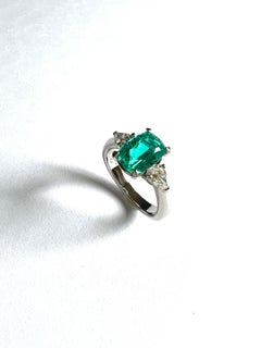 PT/950 Anello in platino con 1 tormalina Paraiba sfaccettata con 2 diamanti.