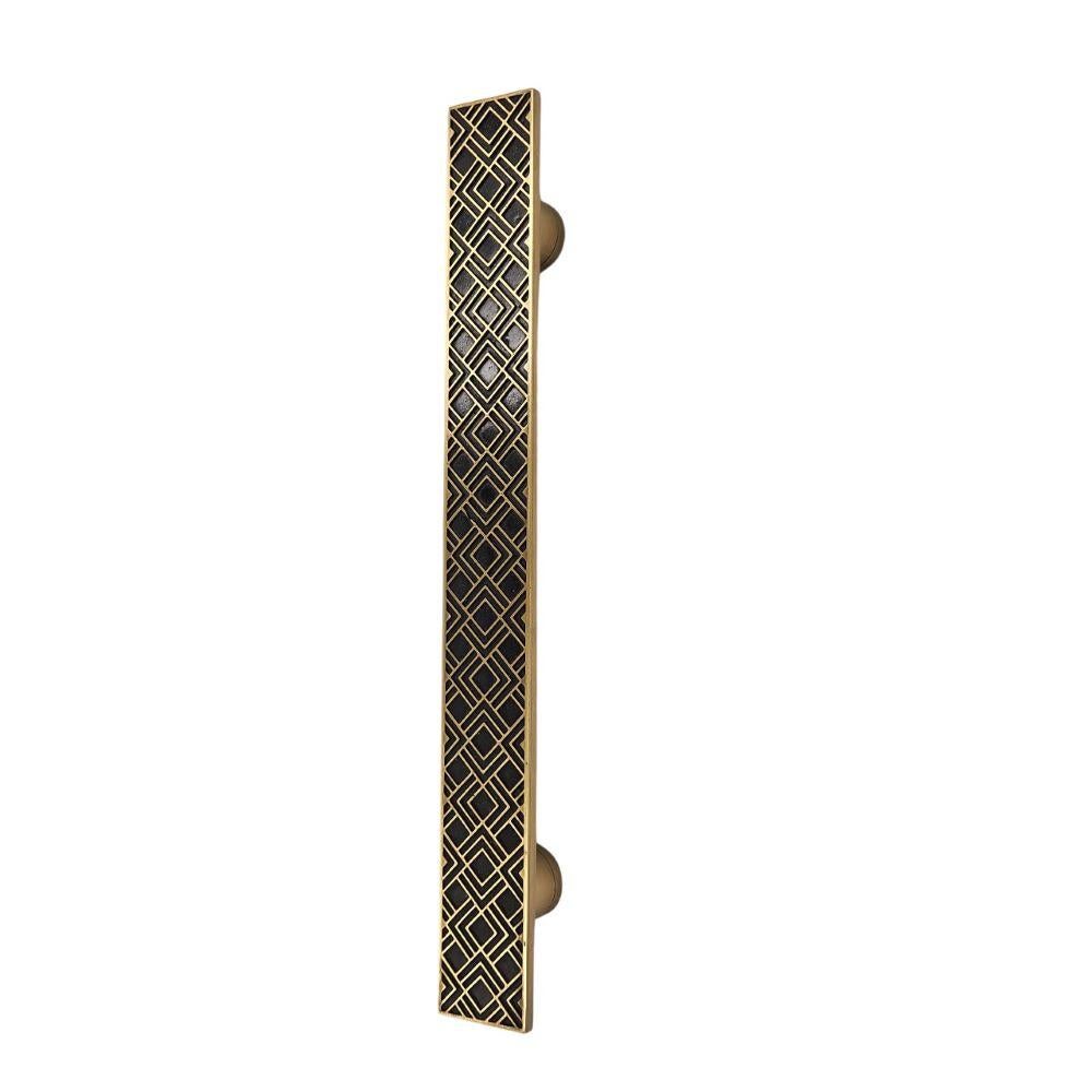 Handcrafted from engraved brass, the PT/AD/09/30cm pull handle creates a subtle interplay of texture and light. Its precisely engraved geometric patterns give it a strong identity, with each detail adding refined texture and a striking graphic