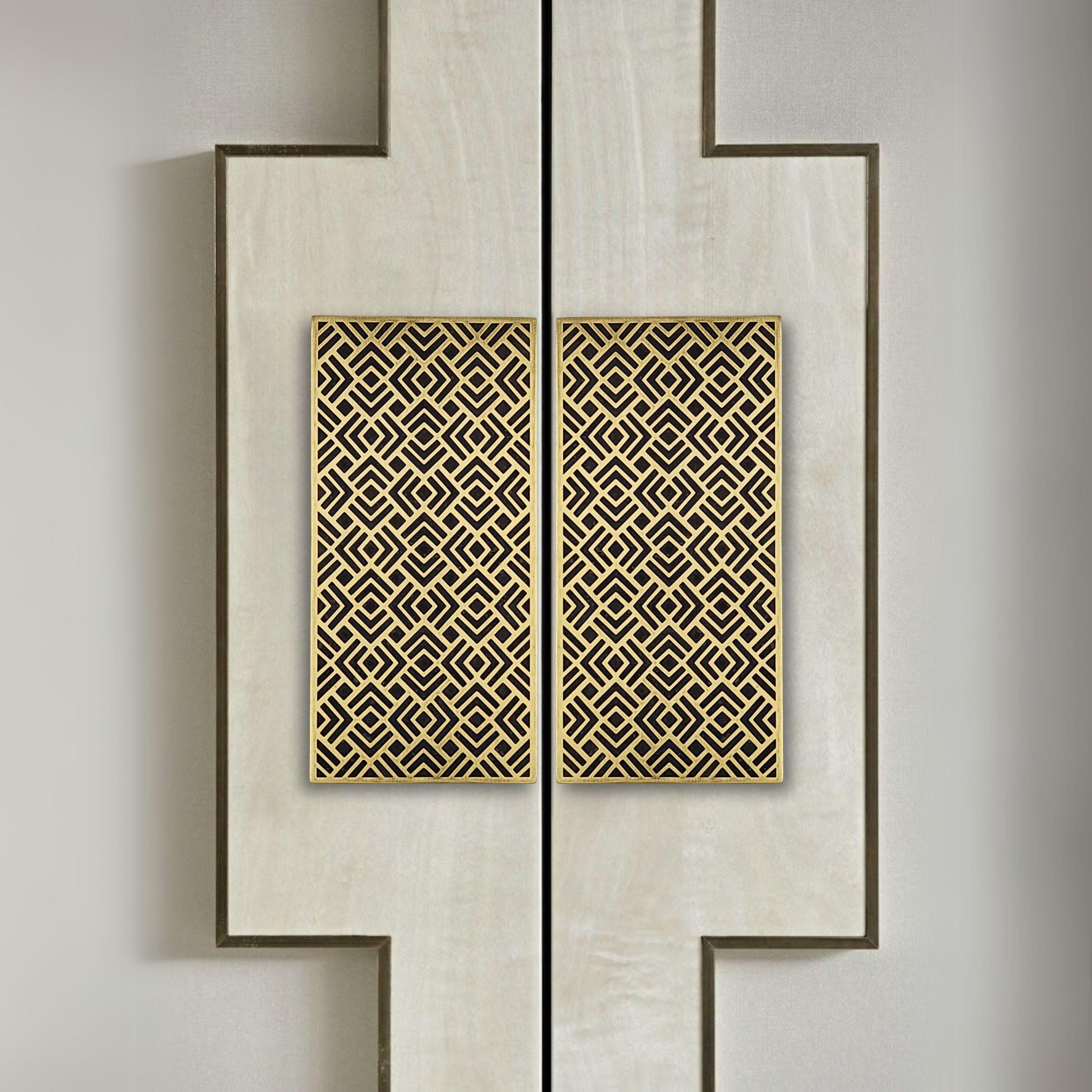Crafted from engraved solid brass, the PT/AD/09/20cm pull handle from the Art Deco collection combines refinement and character in a compact format. Its finely engraved geometric pattern creates a play of depth and relief, accentuated by an antique