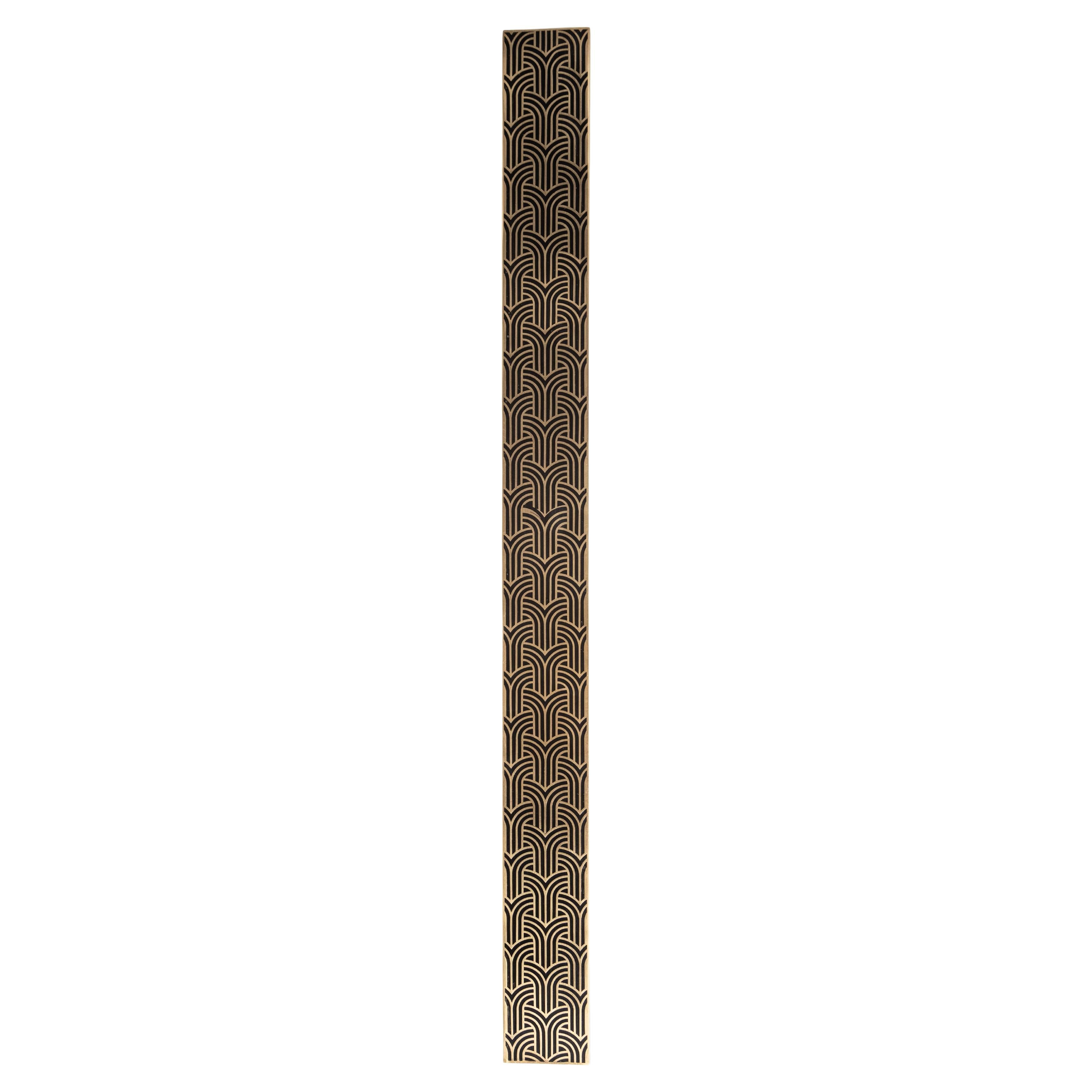 Combining craftsmanship and precision, the PT/AD/10/70 cm door pull, made of solid brass, captivates with its finely engraved motif and aged gold and black finish, enhancing its contrast and depth. Handcrafted in our workshops, it highlights the