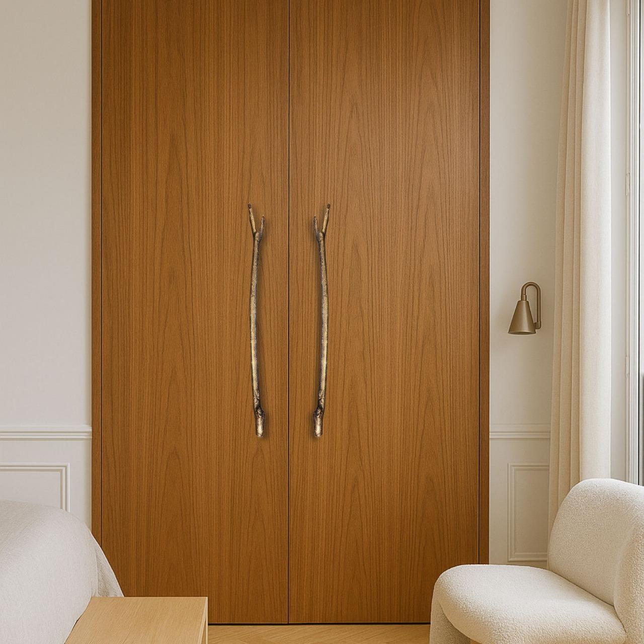 Contemporary PT/E/04 Solid brass door pull from Earth Prints collection 78 cm For Sale