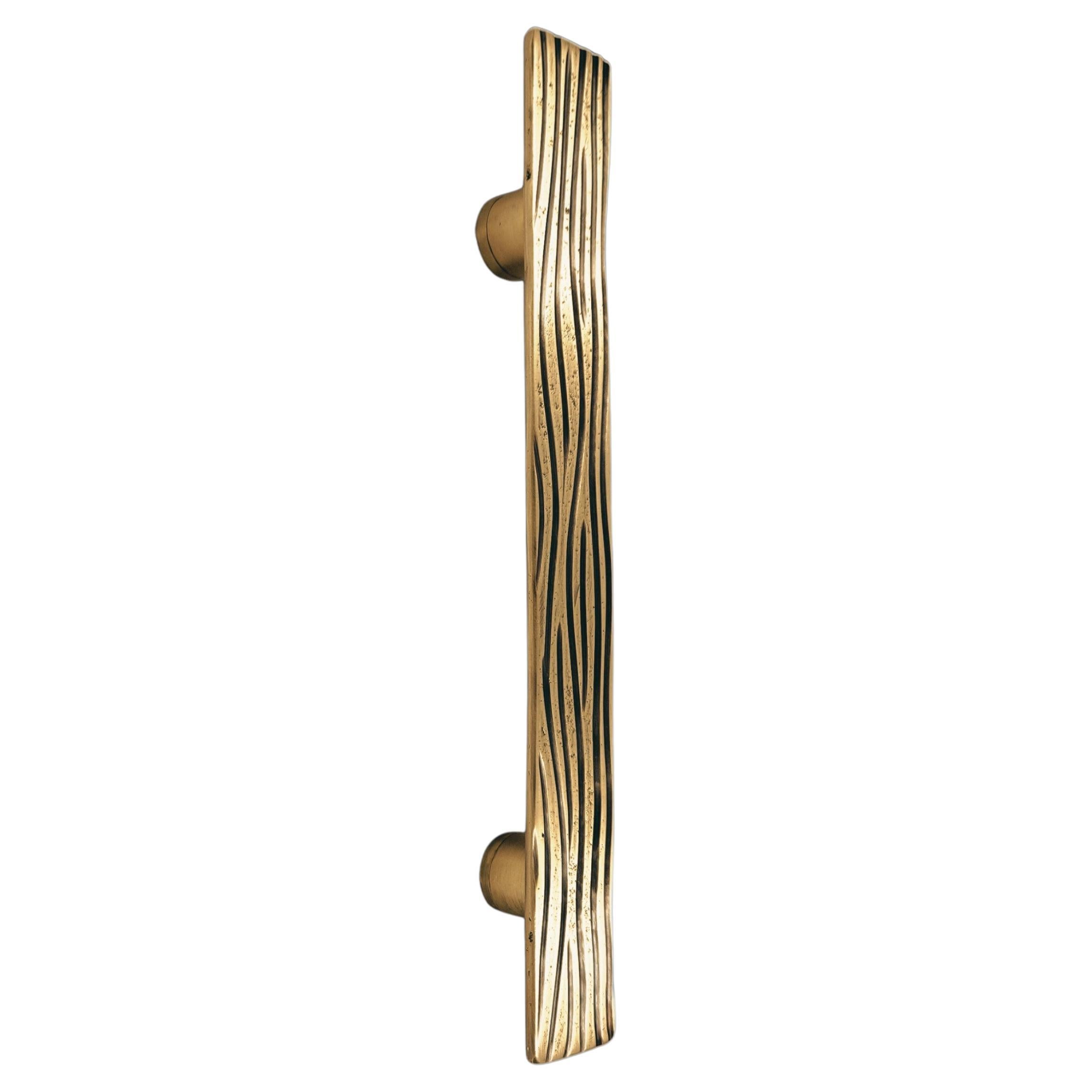 Use: Indoor or protected outdoor

The PT/E/16 cabinet pull from the Earth Prints collection captures the essence of nature through its finely engraved organic lines. Crafted in brass foundry and entirely handmade, each piece features subtle