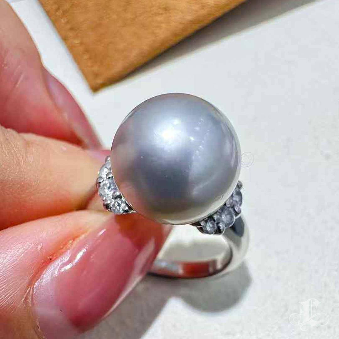 【Lustre Arc】Classic Diamond Arc AAAA Tahitian Pearl Cocktail Ring in Platinum In New Condition For Sale In New York, NY