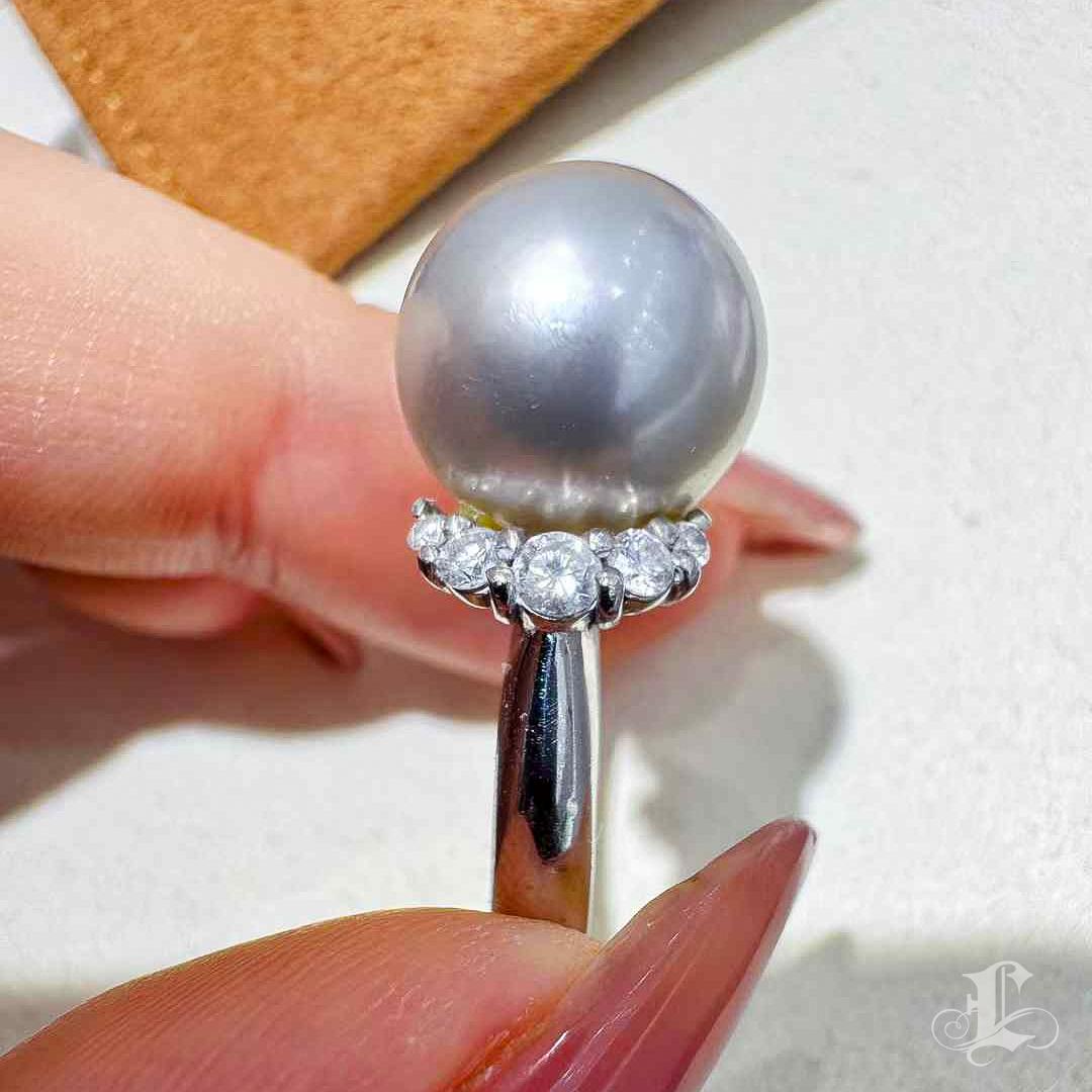 【Lustre Arc】Classic Diamond Arc AAAA Tahitian Pearl Cocktail Ring in Platinum For Sale 1