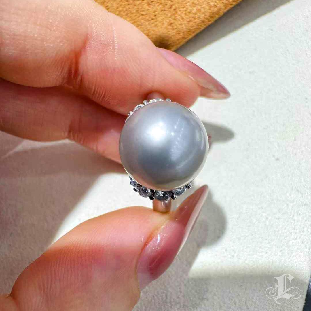 【Lustre Arc】Classic Diamond Arc AAAA Tahitian Pearl Cocktail Ring in Platinum For Sale 3