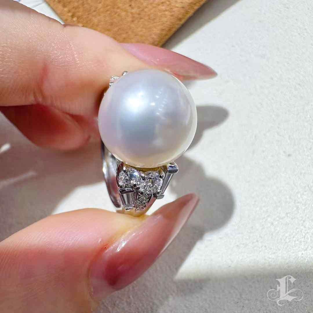 【Crown Radiance】Geometric Cluster Aurora South Sea Pearl Platinum Diamond Ring en vente 1