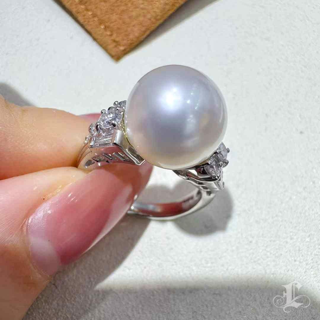 【Crown Radiance】Geometric Cluster Aurora South Sea Pearl Platinum Diamond Ring en vente 2