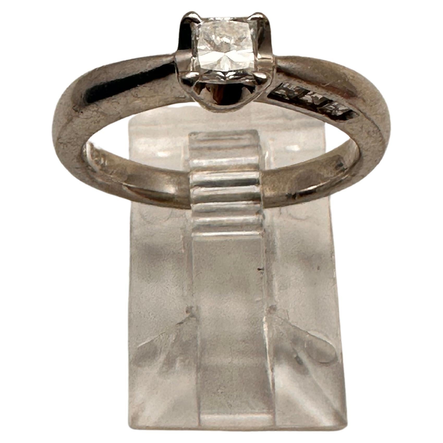 Pt.900  .29ct Princess Cut Diamond   .18tcw Baguette Side Diamonds Ring Size 6