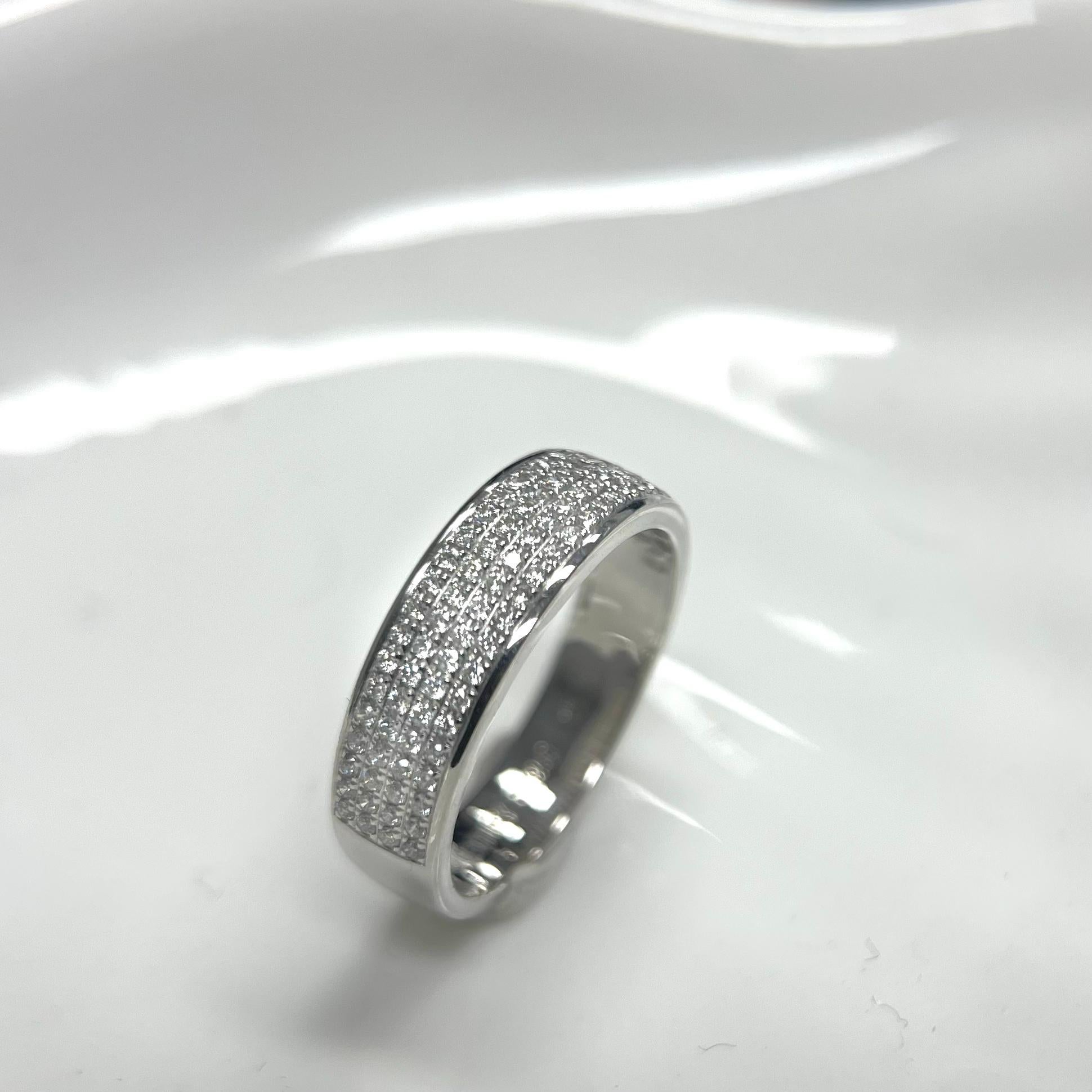 PT950 Platin Natürlicher Diamant Mode-Ring

Platin PT950 - 5,27 GM
100 Diamanten - 0,322 CT

